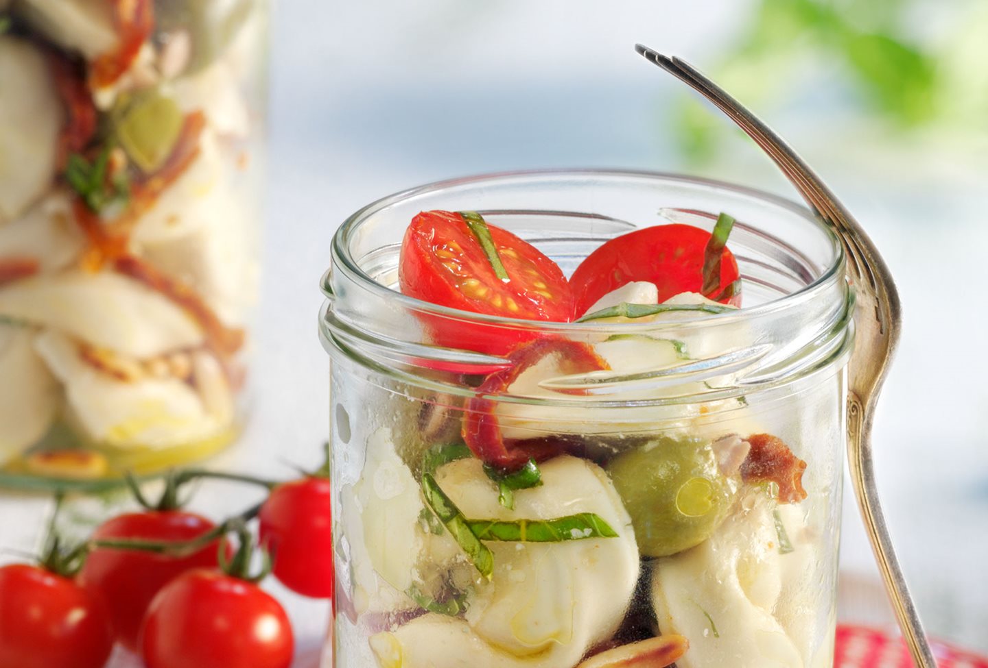 Salata od tortellona sa sušenom rajčicom i oraščićima pinije